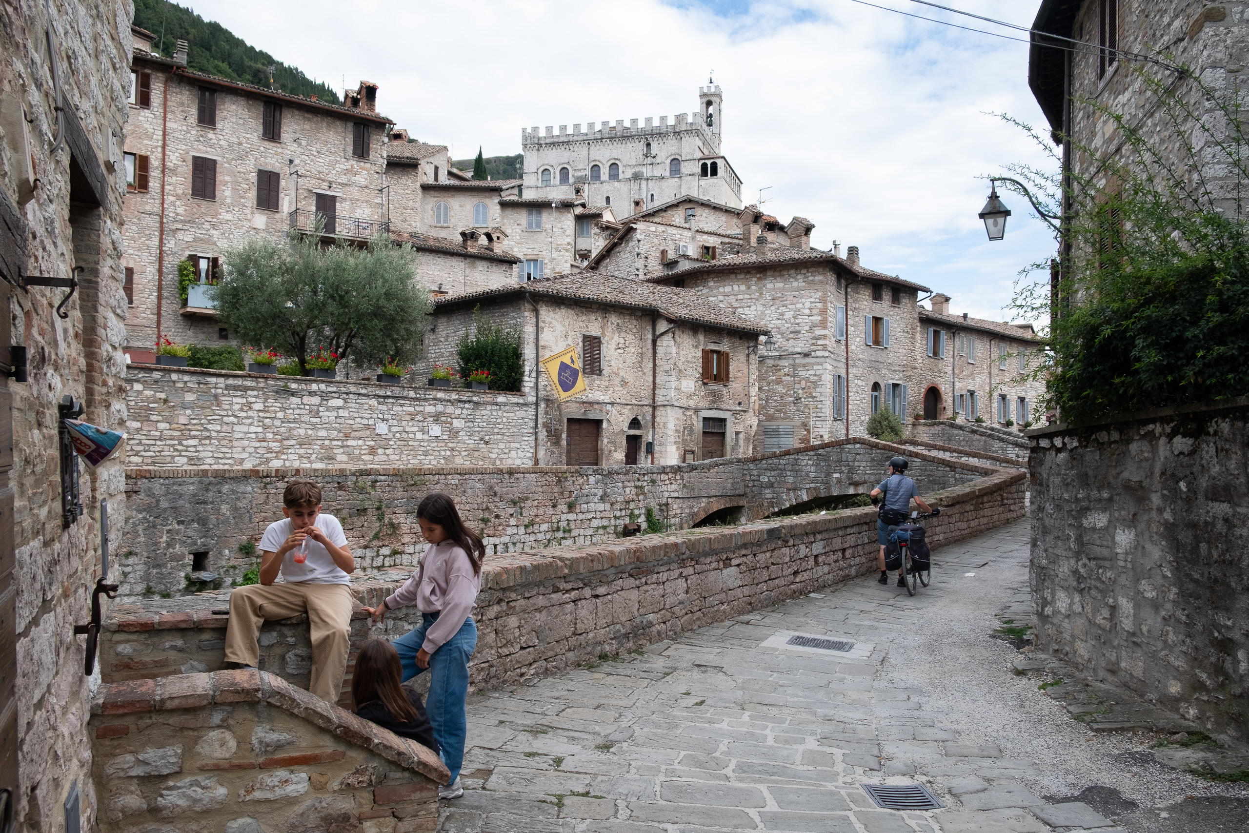 Ankunft in Gubbio – darüber thront der Palazzo dei Consoli